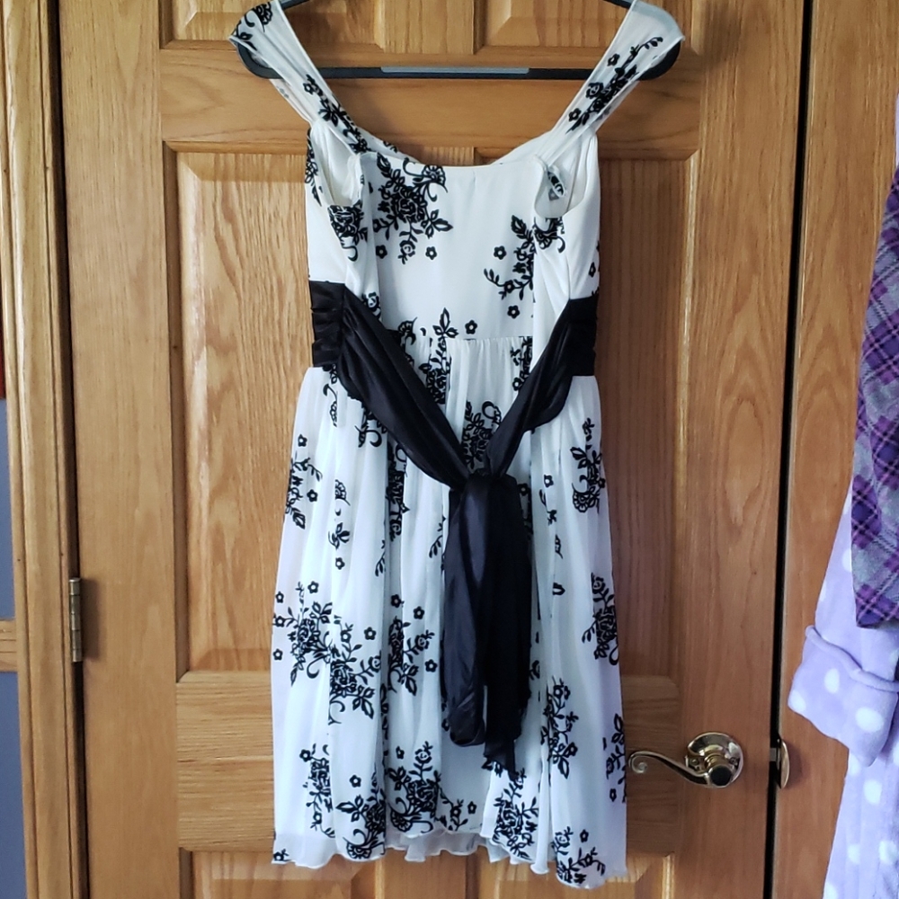 Dress - Picture 4 of 6